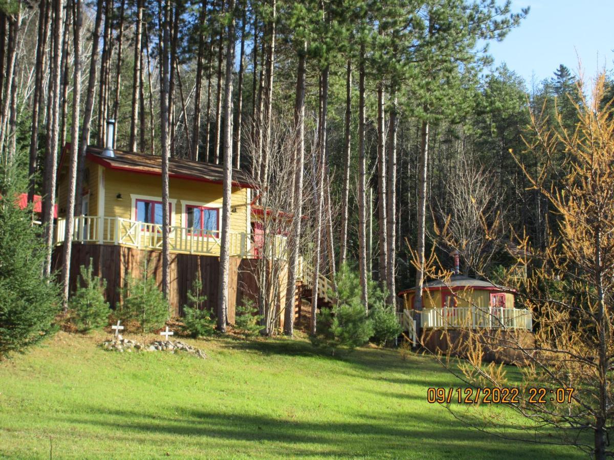 La Maison Sous Les Arbres Saint Roch de Mekinac Exterior foto