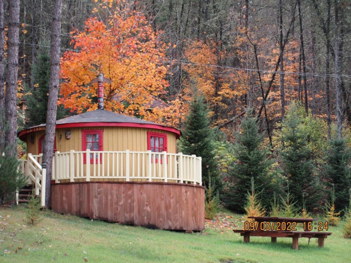La Maison Sous Les Arbres Saint Roch de Mekinac Exterior foto